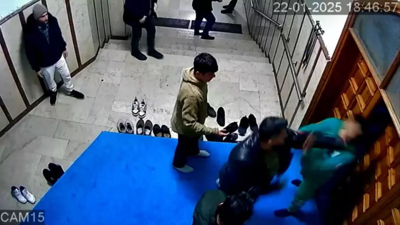 Dünya şampiyonu kick boksçu camide dehşet saçtı