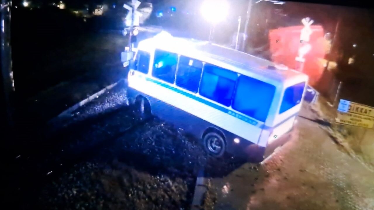 Hemzemin geçitte mahsur kalan dolmuşa tren çarptı