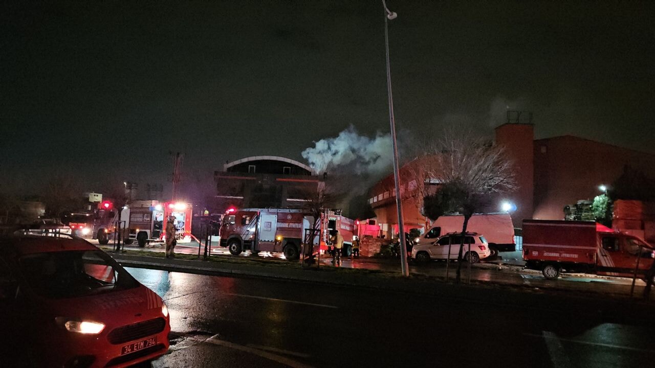 İstanbul'da fabrika yangını saatlerdir sürüyor