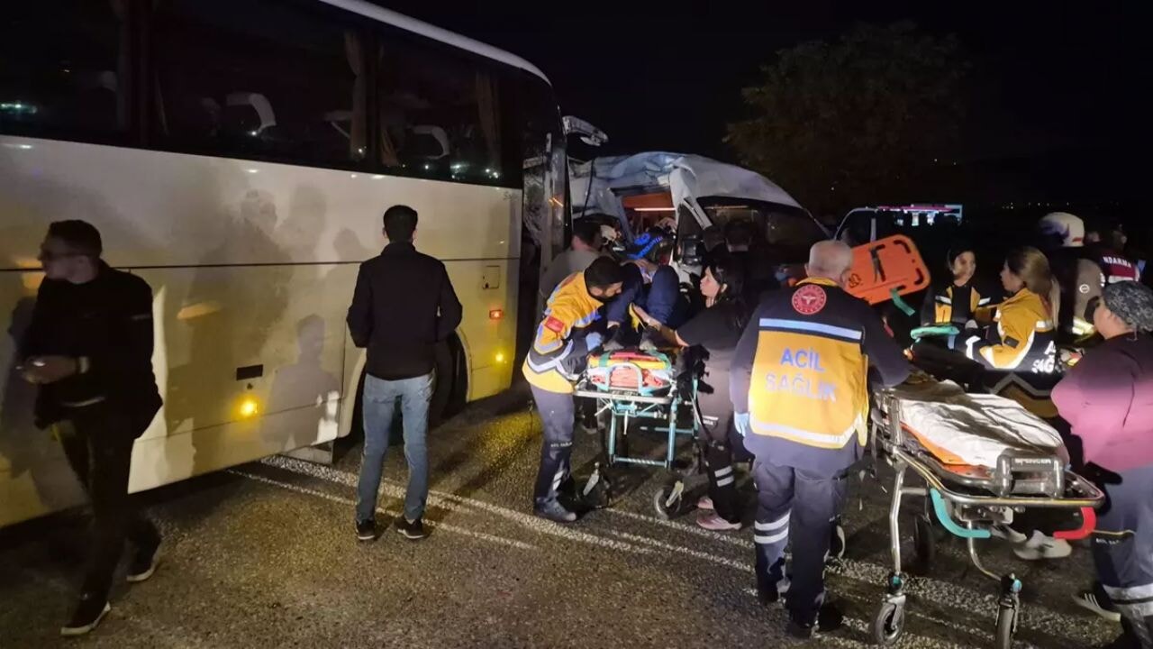 İzmir'de feci servis kazası!