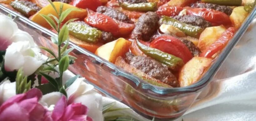 İzmir köfte tarifi: Salça sosu, sebzeleri, pişirmesi, malzemeleri ve tarifi