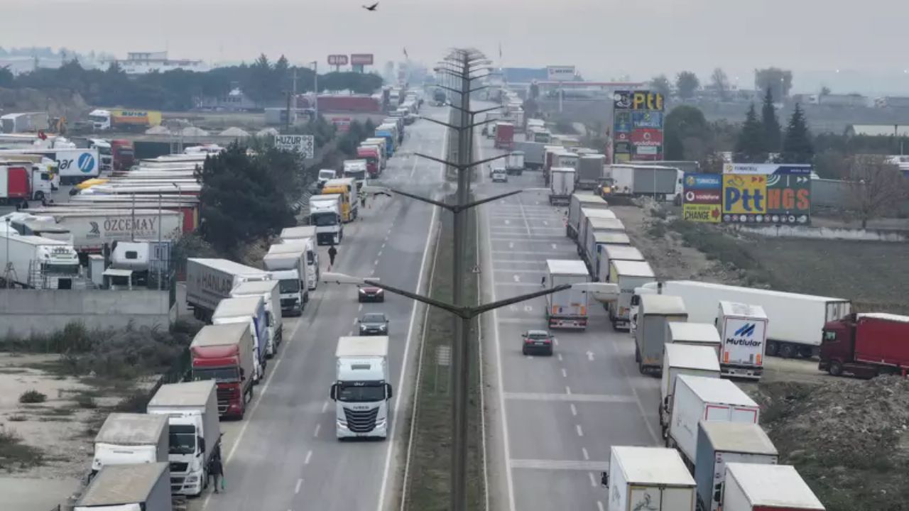 Kapıkule'de park krizi! Tır sürücüleri yolda kaldı