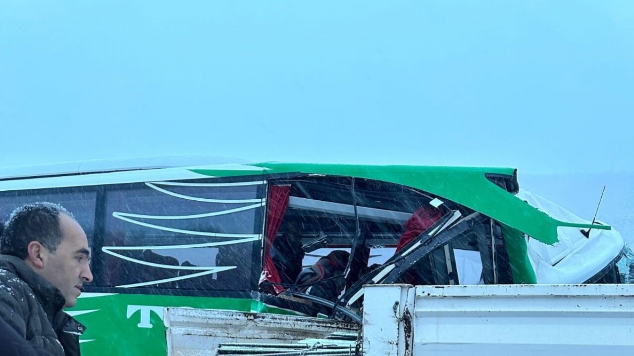 Karlı yolda kayan yolcu otobüsü tıra çarptı