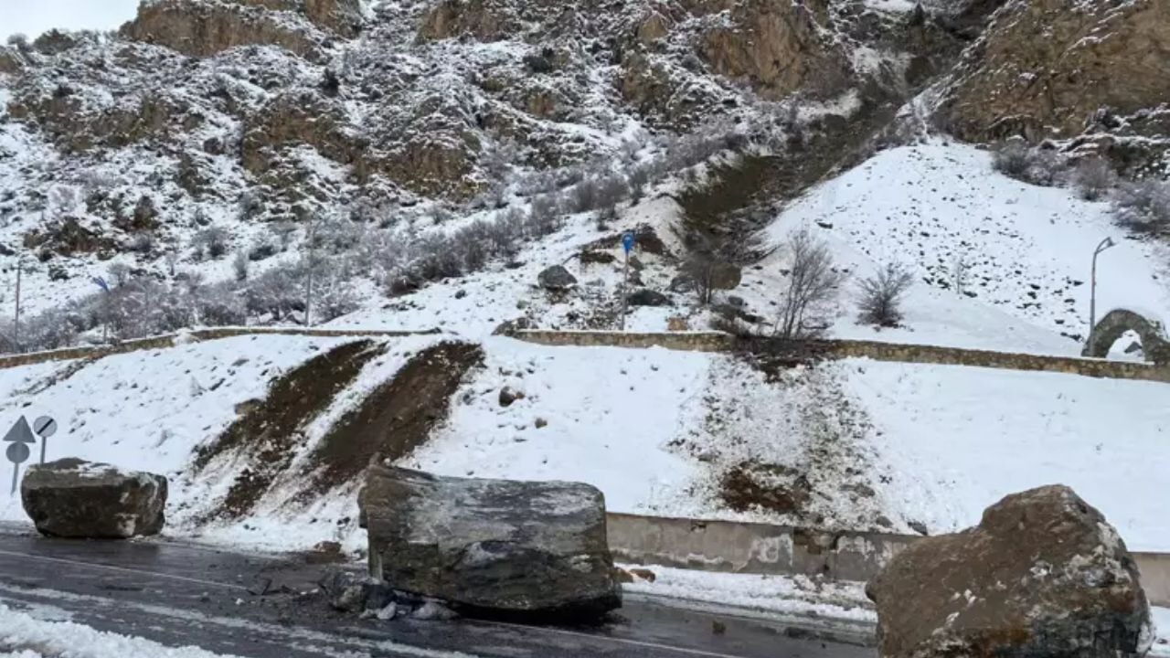 Kayalar yola düştü: Kazadan kıl payı kurtulundu