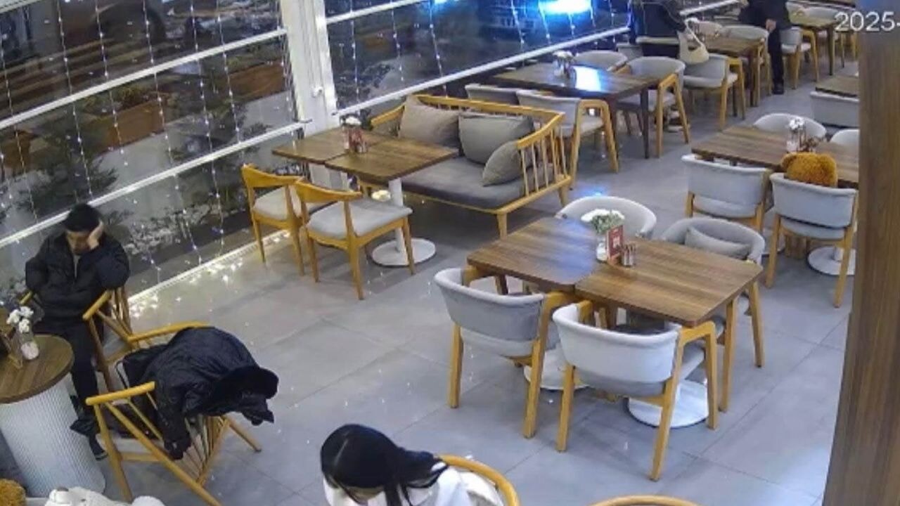 Kontrolden çıkan otomobil kafeteryaya girdi