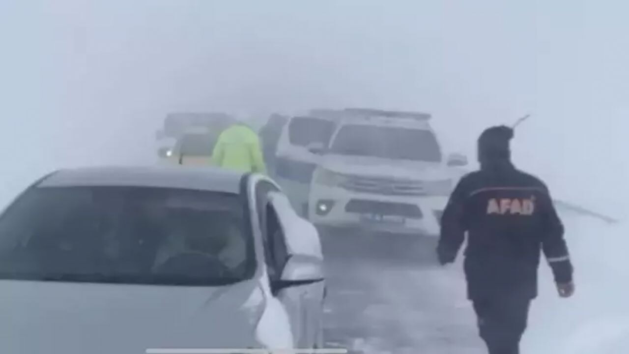 Mahsur kalan sürücüler AFAD tarafından kurtarıldı