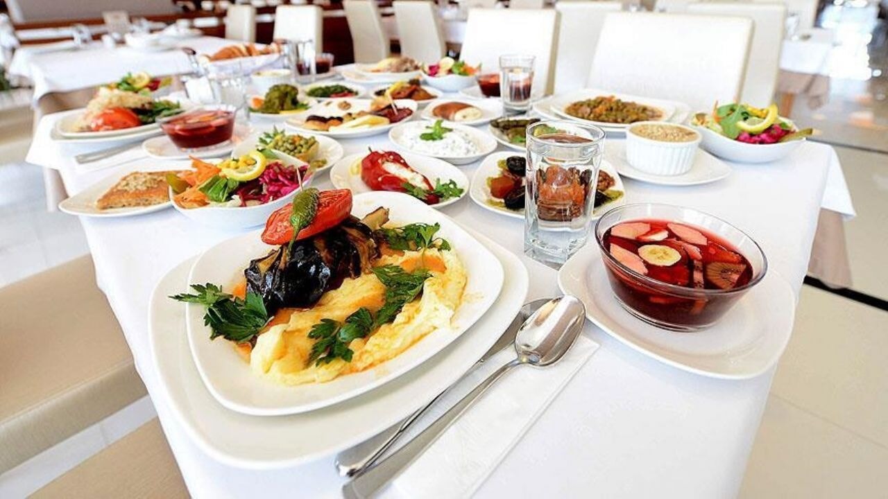 Restoranlar ve vatandaşlar iftar sofralarında israfı nasıl önlemeli?