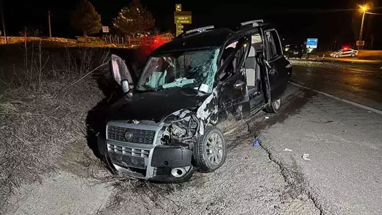 Sivas'ta trafik dehşeti! Hafif ticari araç ile minibüs çarpıştı