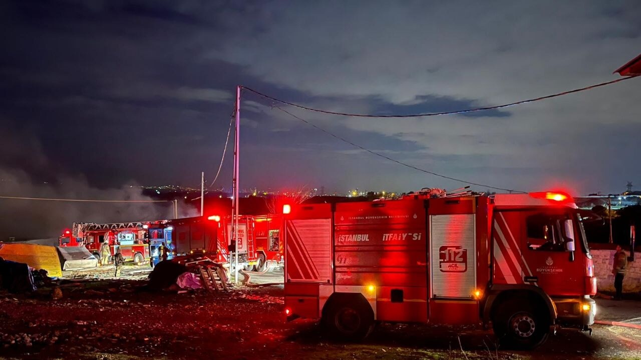 Sultangazi'de gece yarısı korkutan yangın