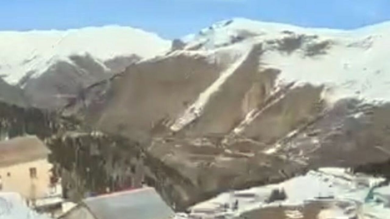 Trabzon'un karlı tepelerinde mahalle arasında snowboard keyfi