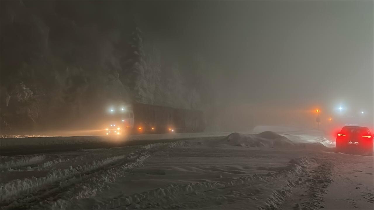 Yoğun kar Bolu Dağı geçişini durdurdu