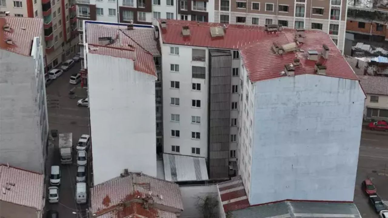 7'nci kattan atladı, eşi evde ölü bulundu