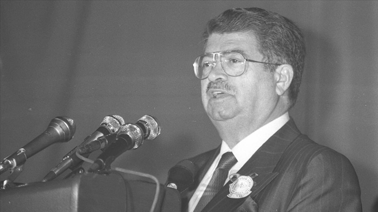 8. Cumhurbaşkanı Turgut Özal'ın vefatının üzerinden 32 yıl geçti.