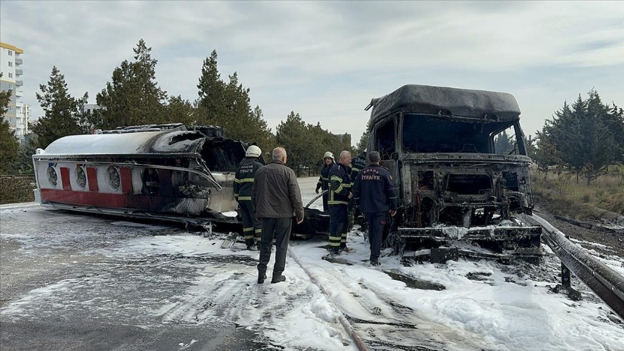 Adana'da akaryakıt tankeri devrildi, alevler otoyolu sardı