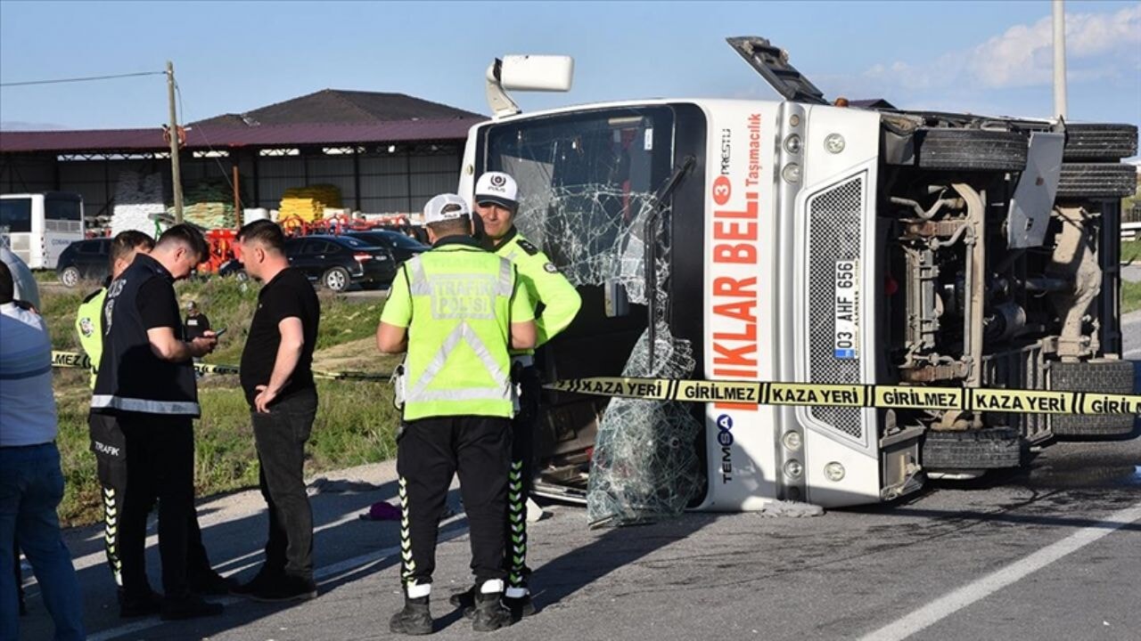 Afyonkarahisar'da feci kaza: Servis midibüsü ile otomobil çarpıştı