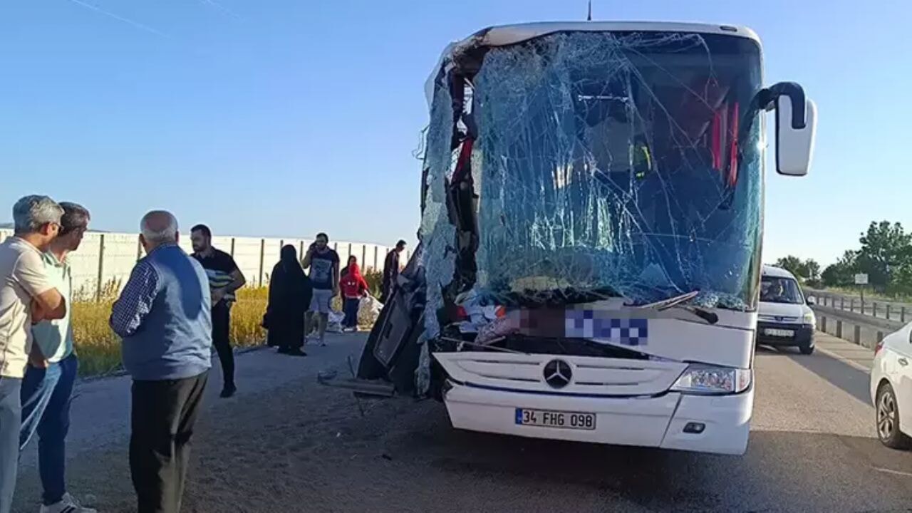 Afyonkarahisar'da zincirleme kaza! Otobüs ve TIR çarpıştı