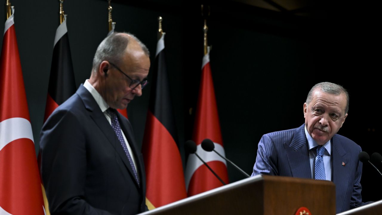 Alman Başbakan, Erdoğan'dan azar işitti: 'Takip etmiyor musunuz?'