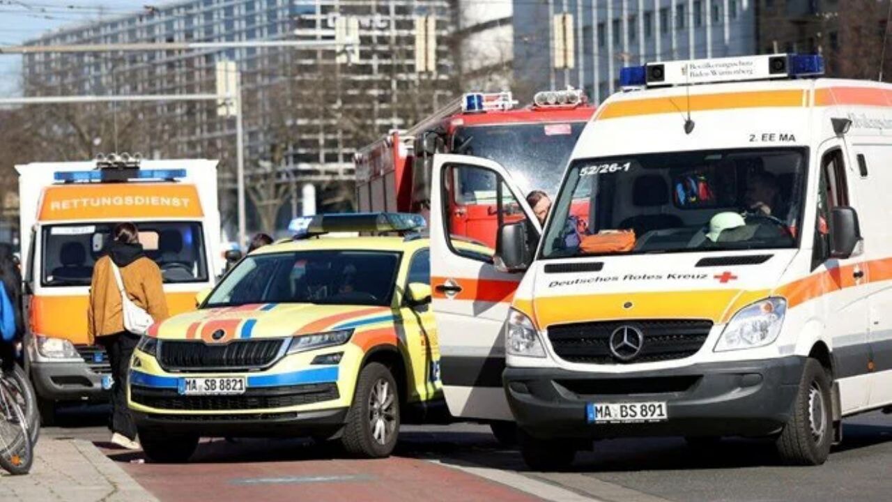 Almanya'da araç kalabalığın arasına daldı