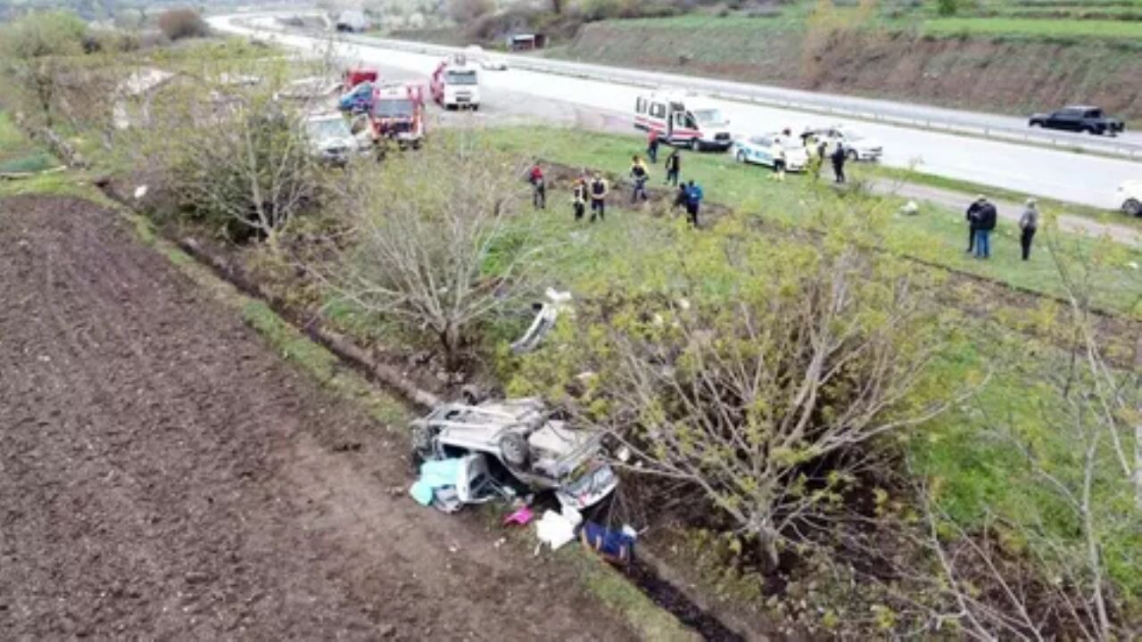 Amasya'da feci kaza! Otomobil şarampole uçtu