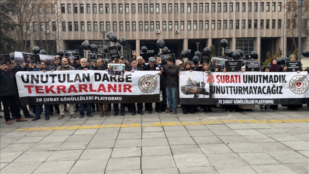 Ankara Adliyesi önünde 28 Şubat protestosu