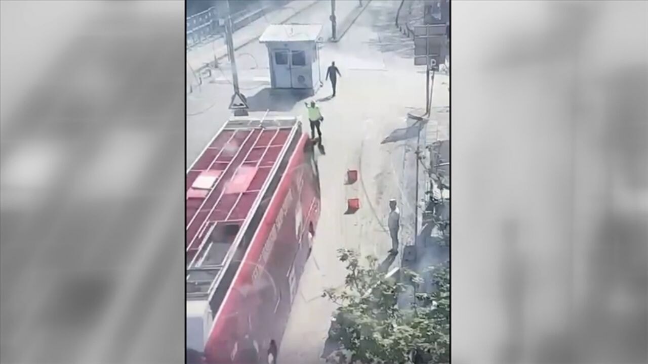 Ankara'da kriz! CHP'li vekilleri taşıyan otobüs polisleri ezmeye çalıştı iddiası