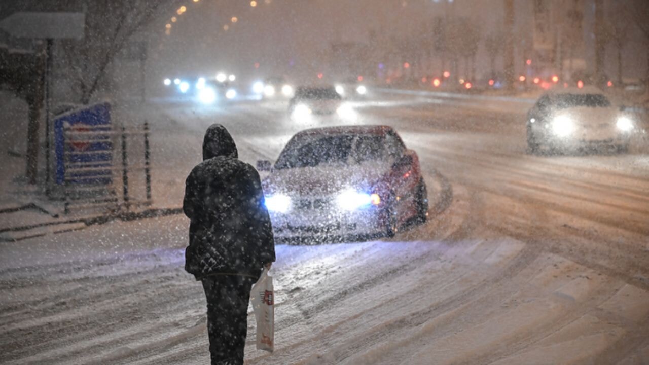 Ankara'da okullar tatil edildimi? Yoğun kar yağışı hayatı felç etti