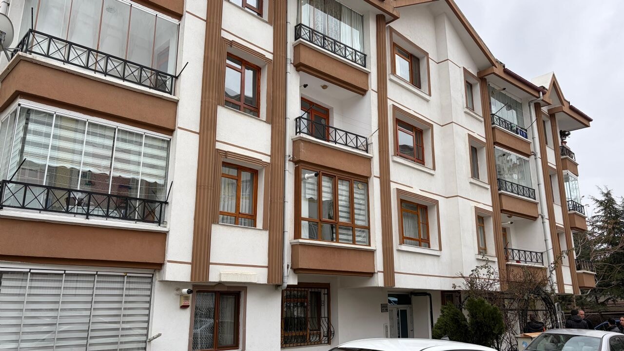 Annesini, kızını ve eşini öldürüp intihar etti