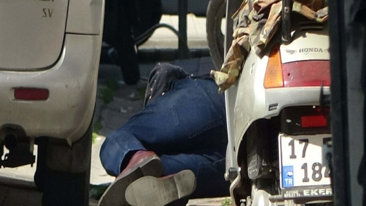 Annesini rehin aldı, komşusunu yaraladı, polise ateş açtı; çatışmada öldü