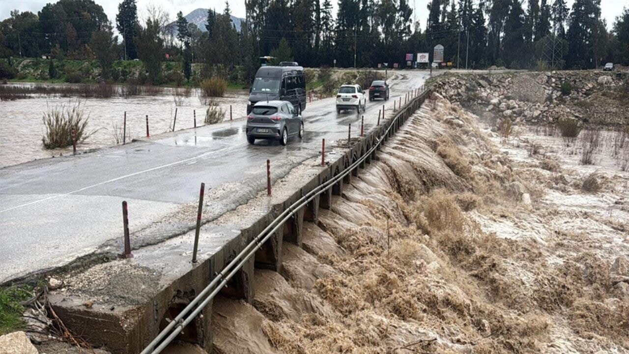 Antalya'da 7 ilçede 'sel' tatili