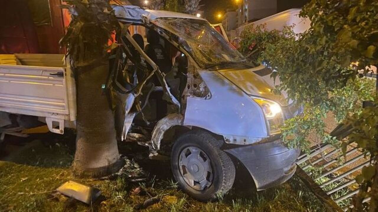 Antalya'da kamyonetle TIR çarpıştı