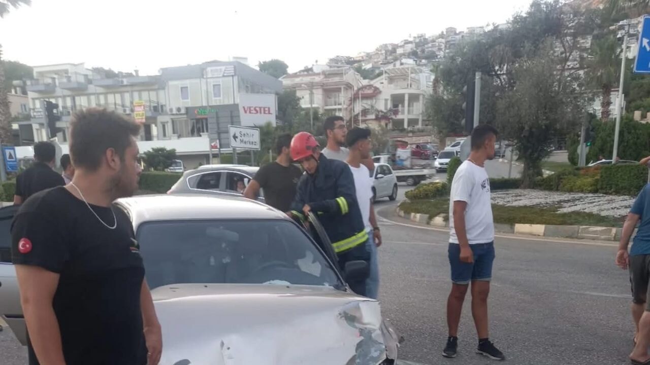 Antalya Kaş'ta iki otomobil çarpıştı: Çok sayıda yaralı var