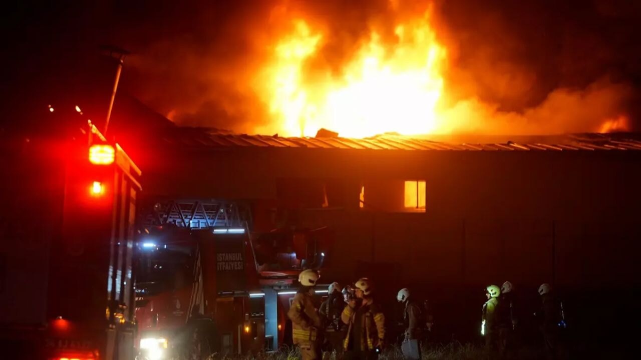 Arnavutköy'de fabrikada yangın: Patlama sesleri yükseldi