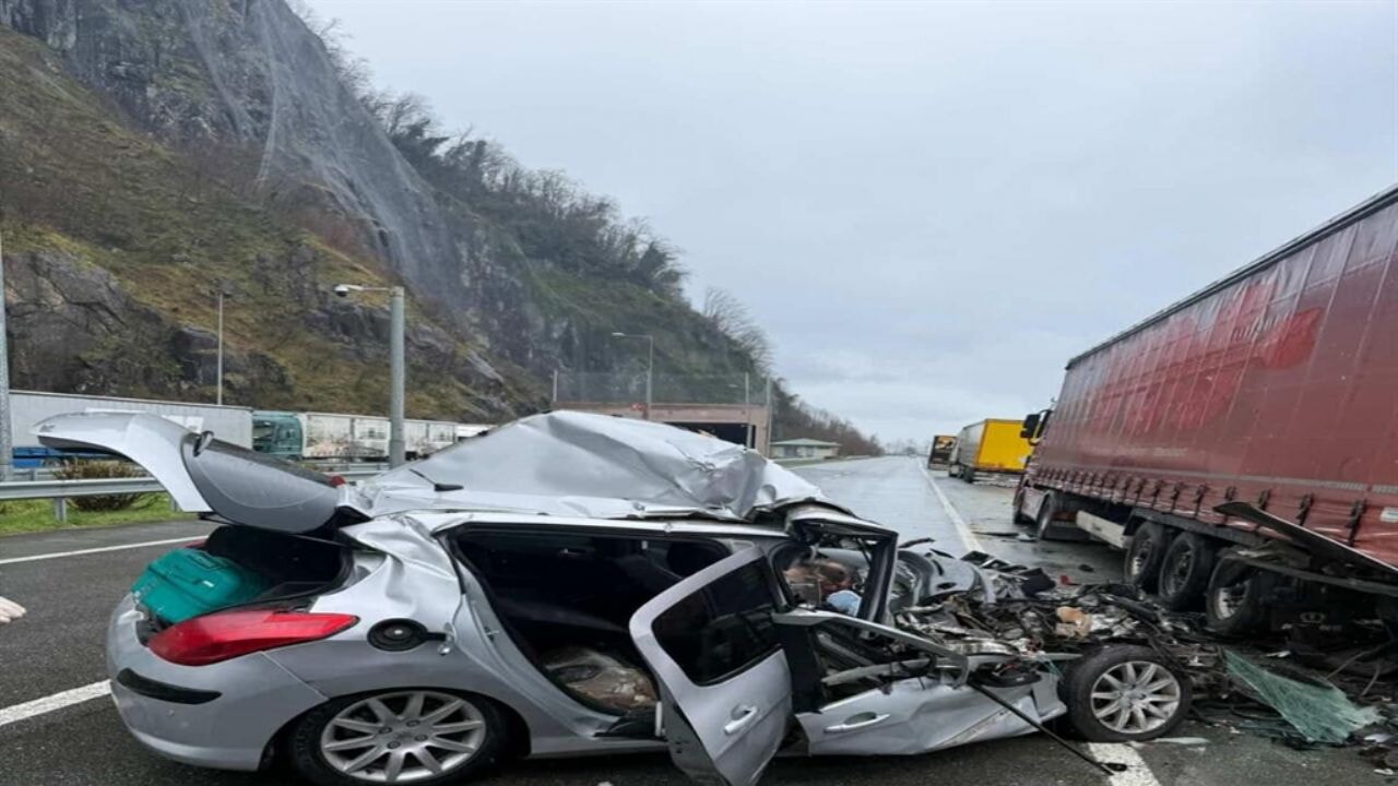 Artvin'de otomobil TIR'a çarptı: 2 ölü