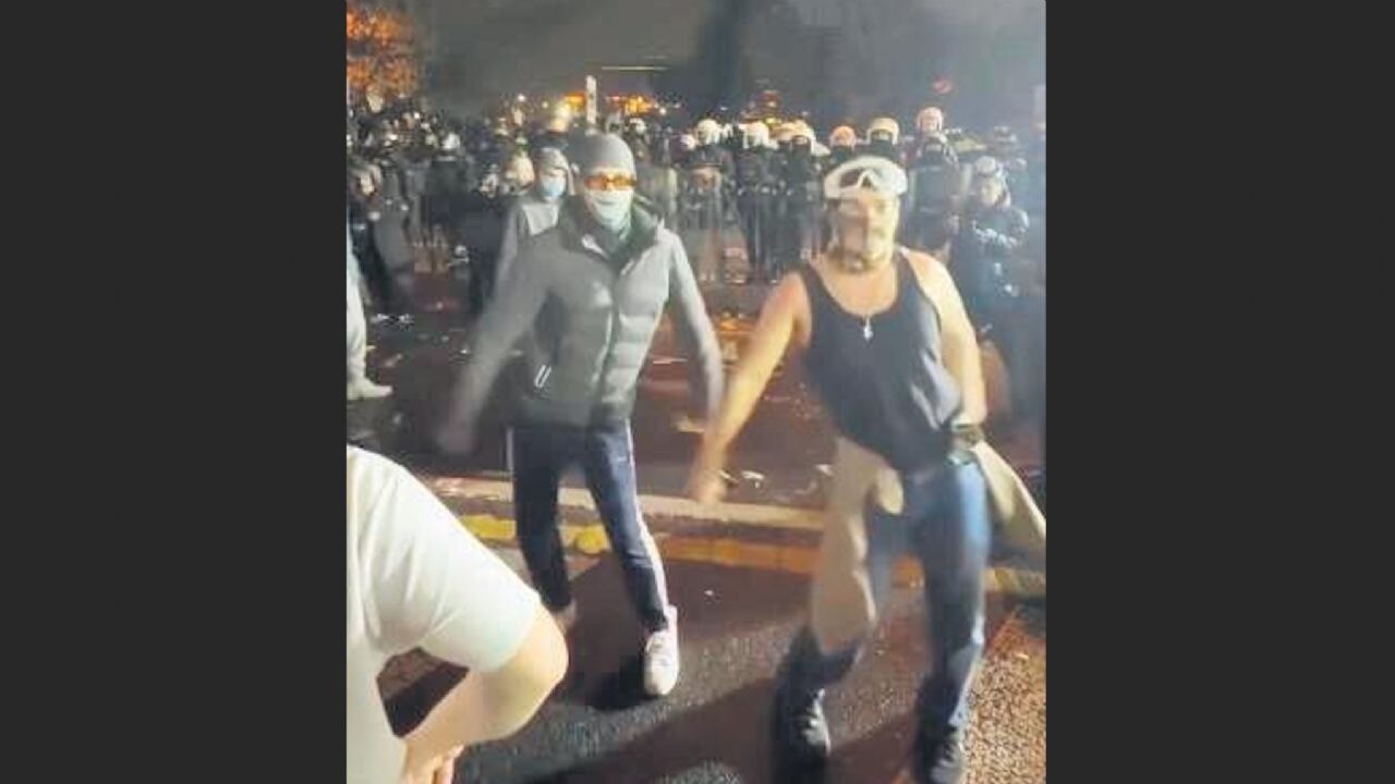 'Aşkoların Dandik Dijitali: Ampülü patlat aşko…'