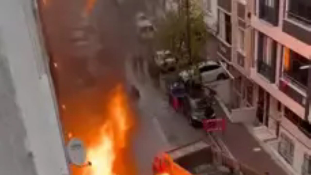 Avcılar'da 4 katlı binanın önünde doğal gaz patlaması