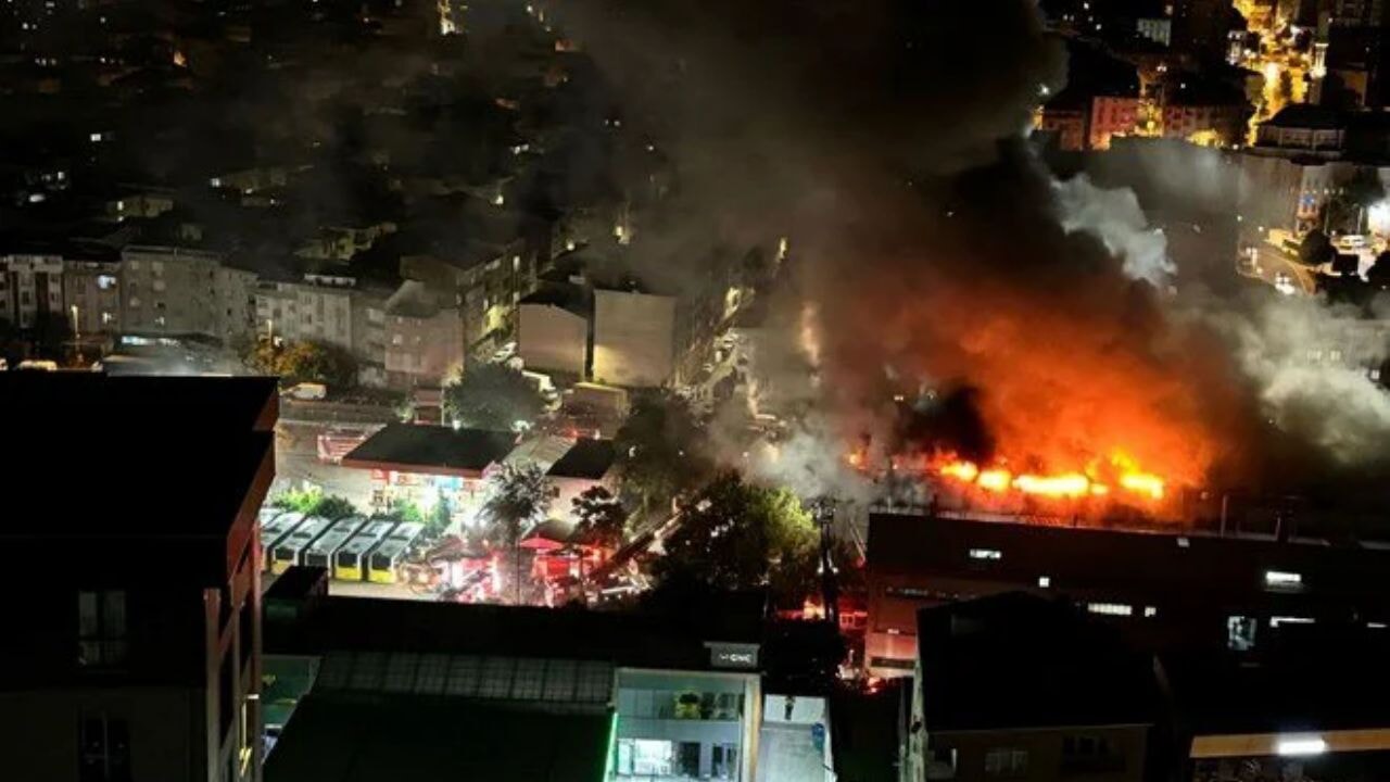 Bağcılar'daki yangın fabrikayı sardı! Yangının nedeni ne?