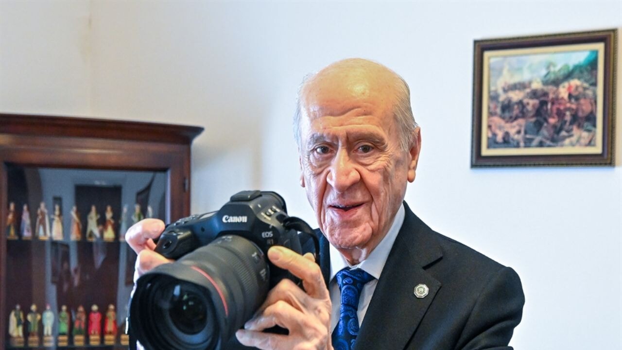 Bahçeli, foto muhabirlerinin fotoğrafını çekti