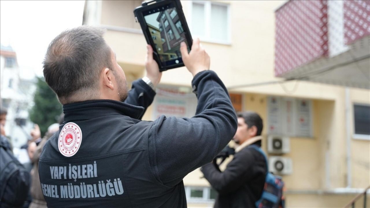 Bakan Kurum'dan hasarlı bina açıklaması