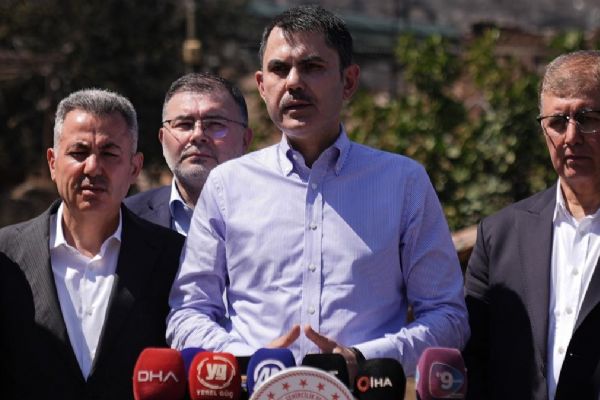 Bakan Kurum, yeni evlerine kavuşan depremzedeleri ziyaret etti