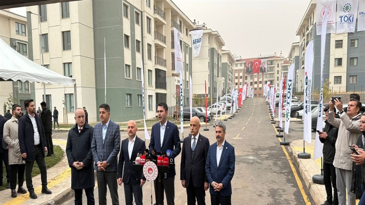 Bakan Kurum: Yolsuzluğa para buluyorlar ama deprem bölgesinde çakılı çivileri yok