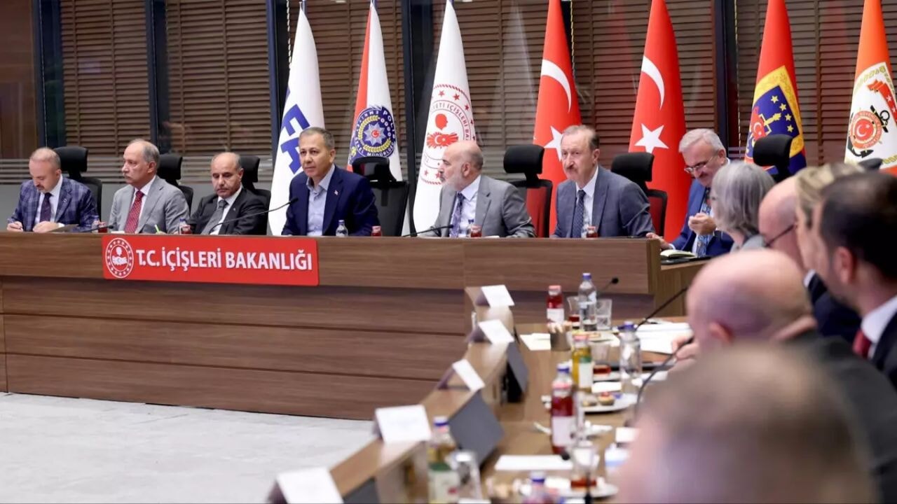 Bakan Yerlikaya'dan trafik levhaları ve hayvan barınağı açıklaması