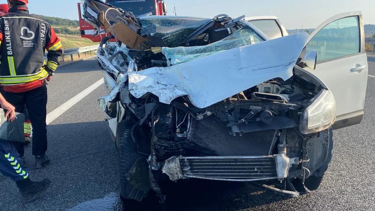 Balıkesir'de çarpışma: Otomobildeki yaşlı yolcular hayatını kaybetti