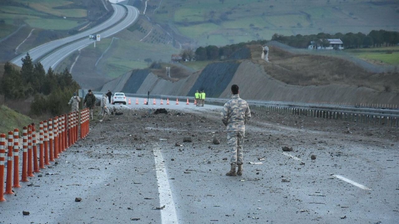 Balıkesir'de düşen F-16'nın enkazı kaldırıldı