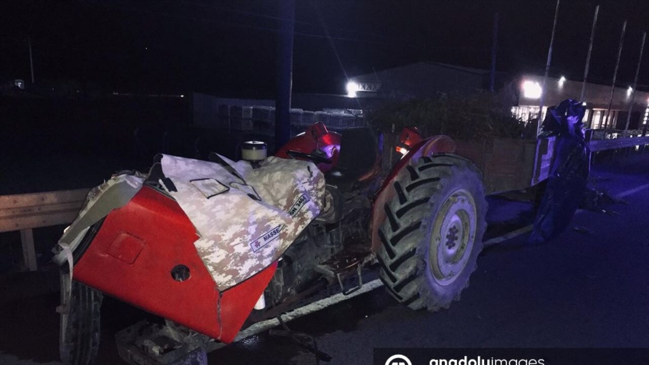 Balıkesir'de feci kaza: Otomobil traktöre çarptı