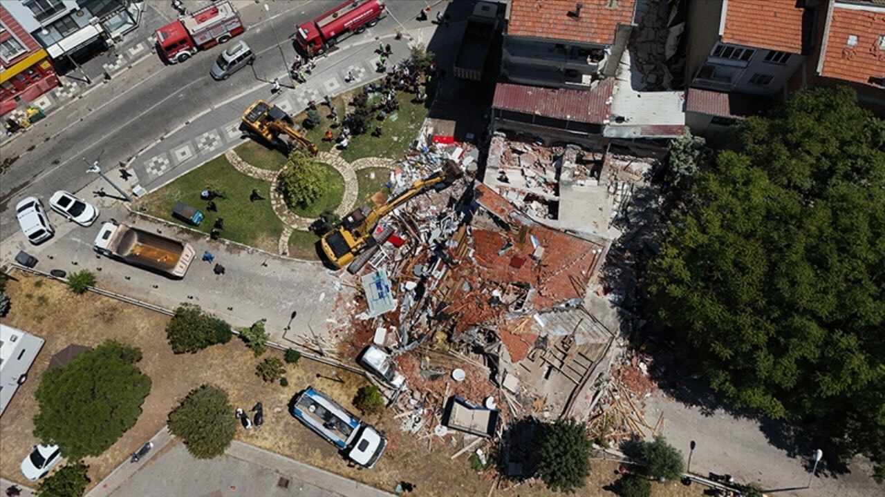 Balıkesir'deki Depremde Yıkılan Binanın Müteahhidi Tutuklandı