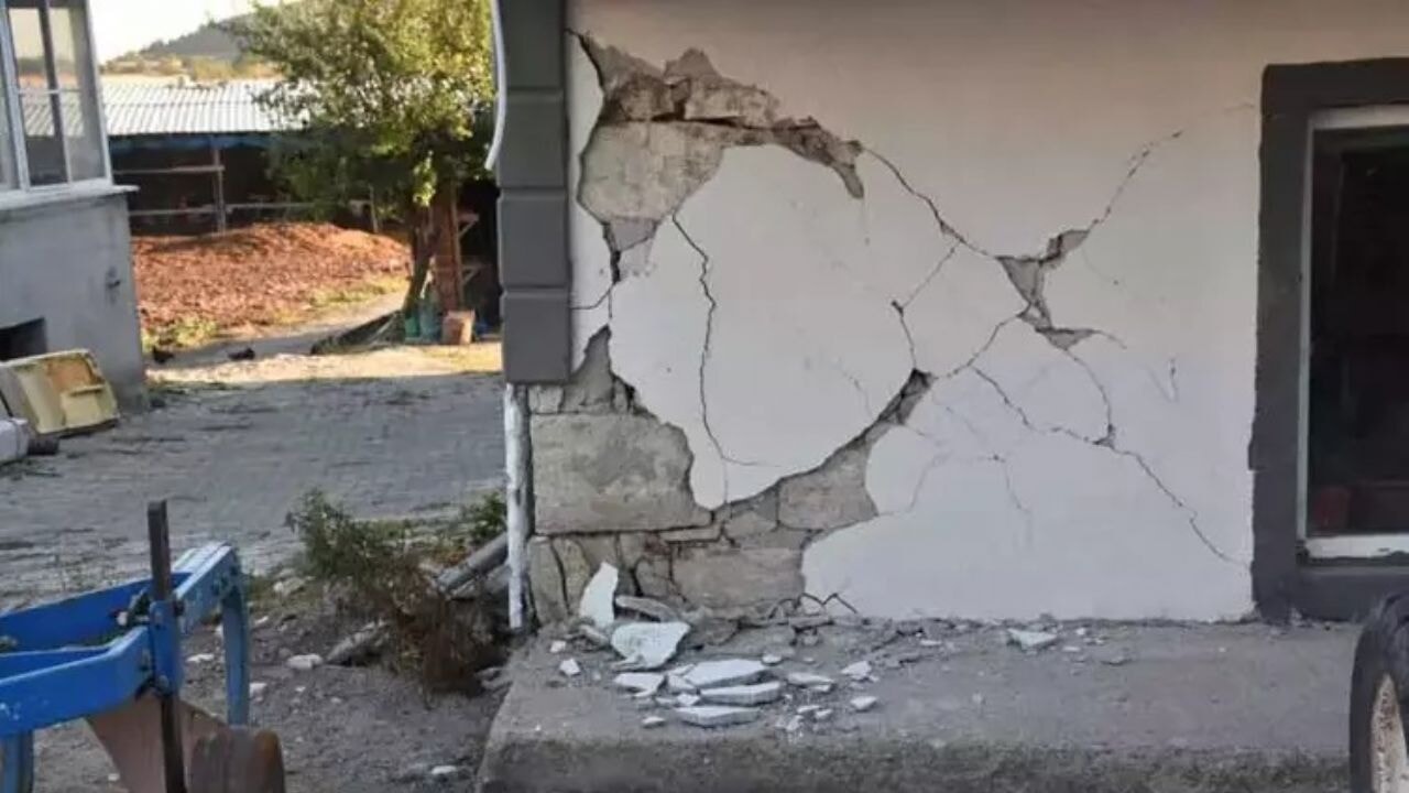 Balıkesir Sındırgı'da Deprem Etkileri Havadan Görüntülendi