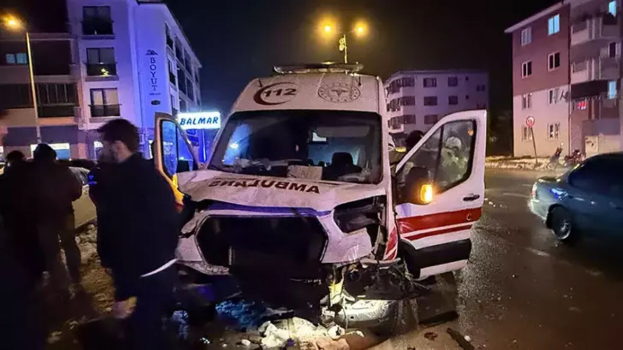 Bartın'da korkutan kaza! Ambulans ile otomobil çarpıştı