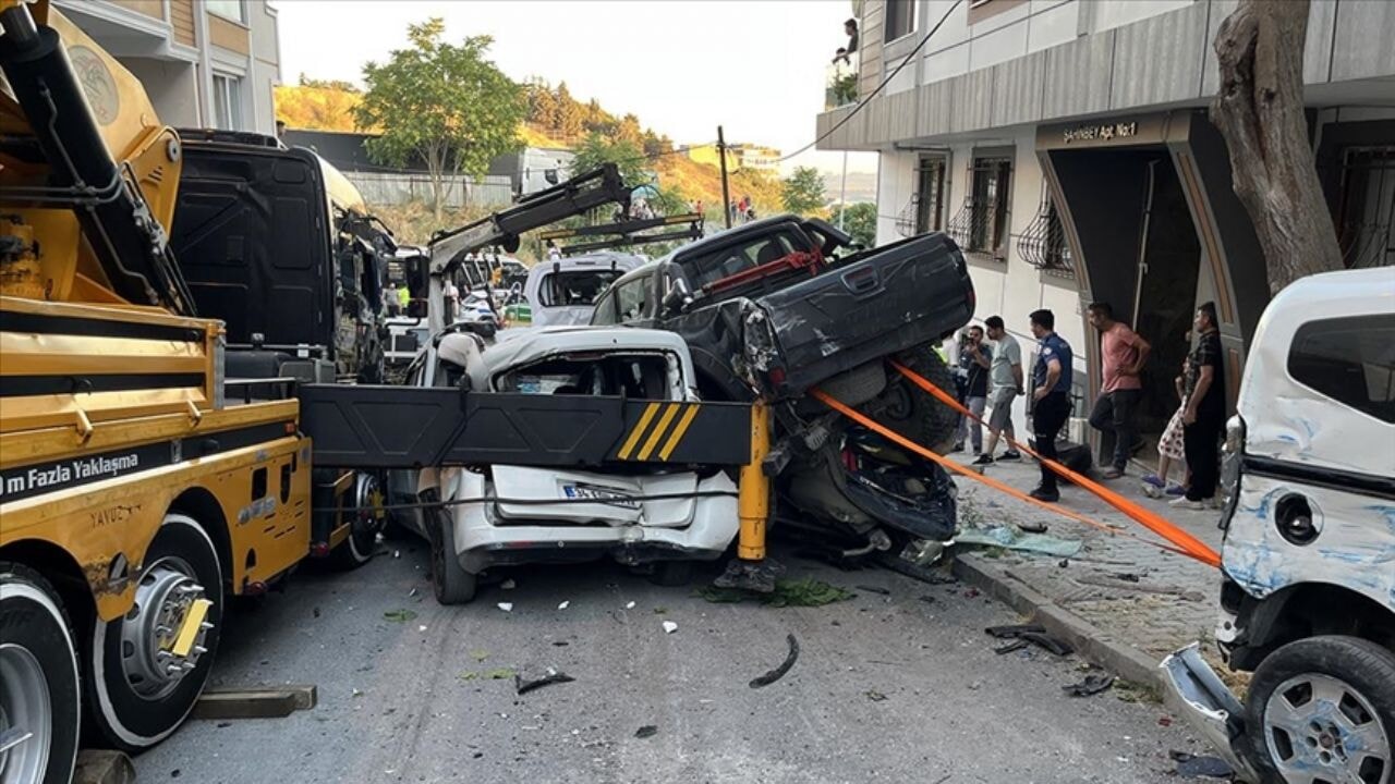 Başakşehir'de kontrolden çıkan vinç 23 araca çarptı