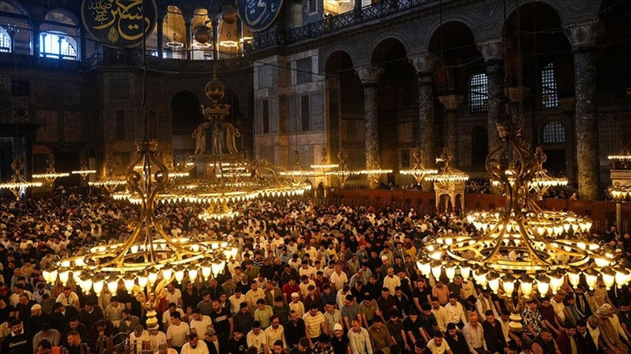Bayram coşkusu camilerde taştı: Ayasofya'da adım atacak yer kalmadı