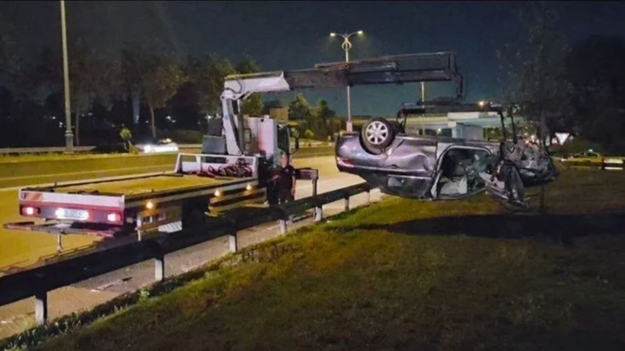 Bayrampaşa Hal Yolu'nda korkunç kaza: Otomobil yeşil alana uçtu